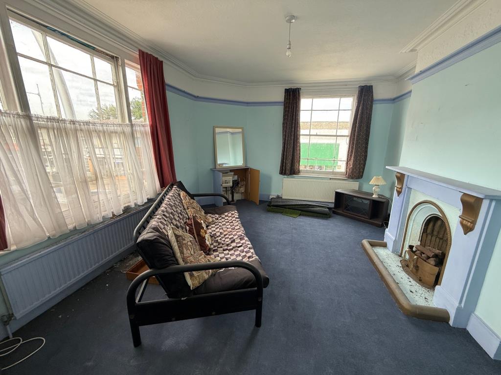 Lot: 96 - COMMERCIAL INVESTMENT WITH VACANT SPLIT LEVEL FLAT ABOVE - Reception room 1 with fireplace and dual aspect windows